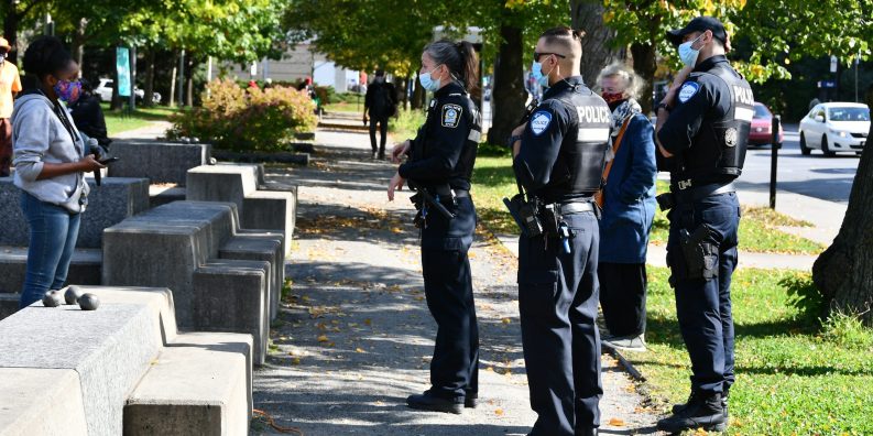 Une interpellation policière dans un parc.